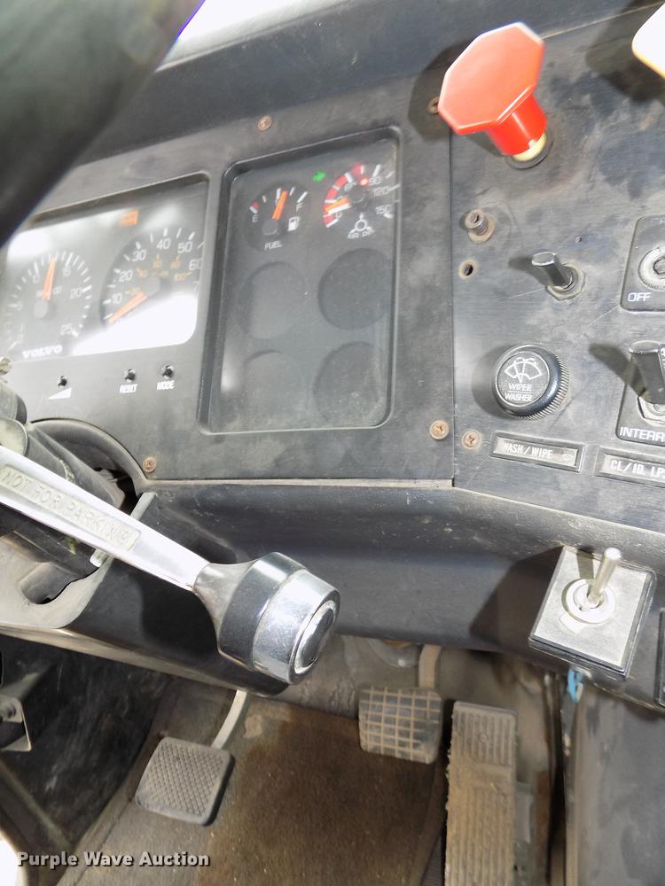 image for item DB8643 1993 White GMC WG64T semi truck