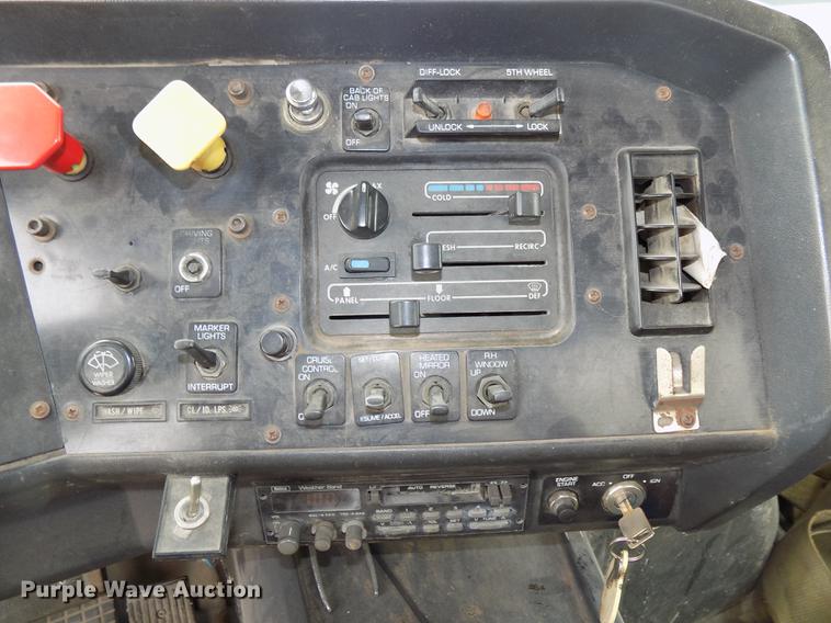 image for item DB8643 1993 White GMC WG64T semi truck