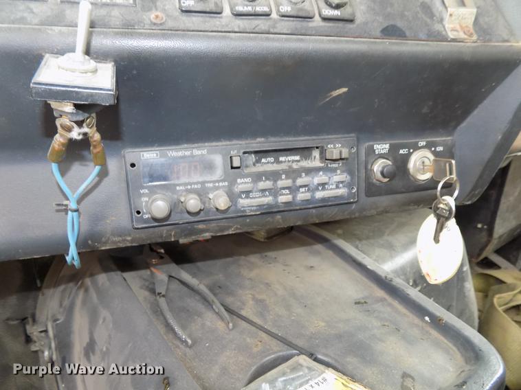 image for item DB8643 1993 White GMC WG64T semi truck