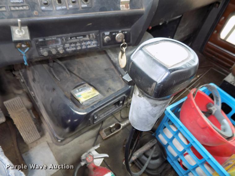 image for item DB8643 1993 White GMC WG64T semi truck