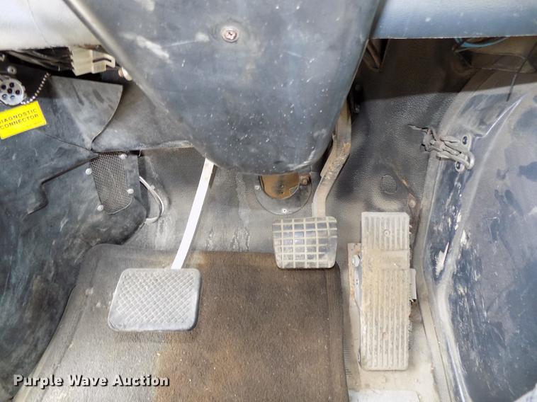 image for item DB8643 1993 White GMC WG64T semi truck