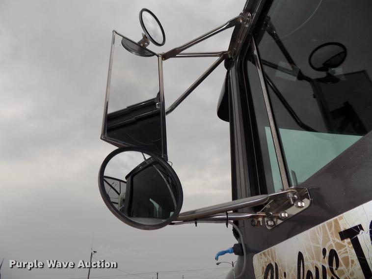 image for item DB8643 1993 White GMC WG64T semi truck