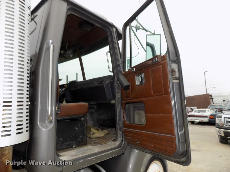 image for item DB8643 1993 White GMC WG64T semi truck