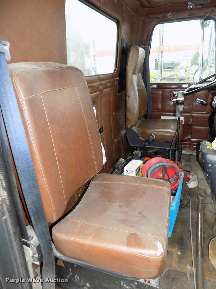 image for item DB8643 1993 White GMC WG64T semi truck