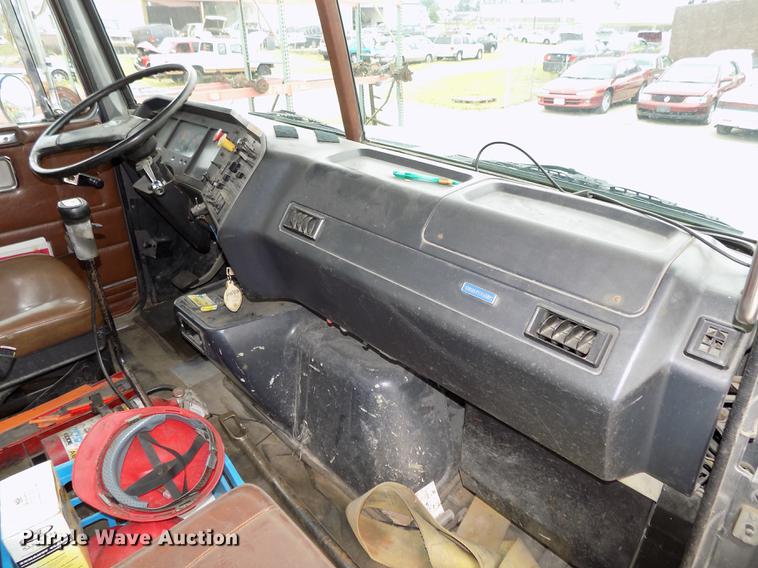 image for item DB8643 1993 White GMC WG64T semi truck