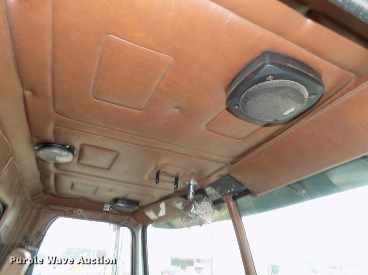 image for item DB8643 1993 White GMC WG64T semi truck