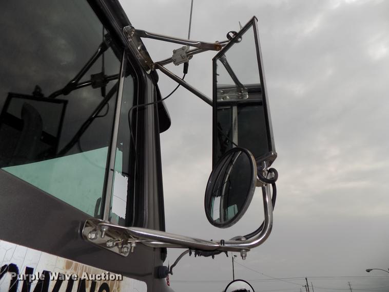 image for item DB8643 1993 White GMC WG64T semi truck