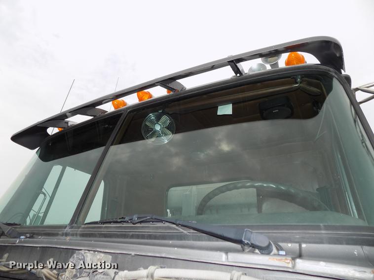 image for item DB8643 1993 White GMC WG64T semi truck