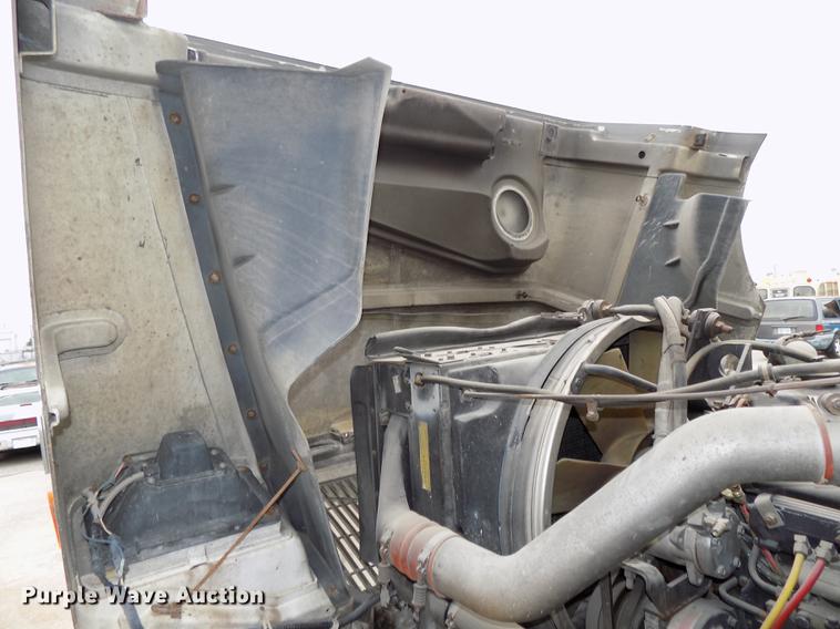 image for item DB8643 1993 White GMC WG64T semi truck