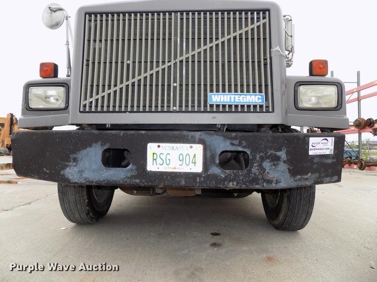 image for item DB8643 1993 White GMC WG64T semi truck