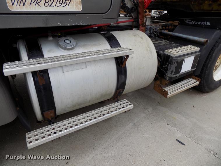 image for item DB8643 1993 White GMC WG64T semi truck