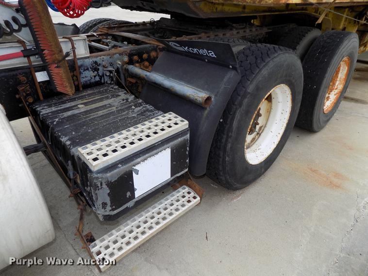 image for item DB8643 1993 White GMC WG64T semi truck