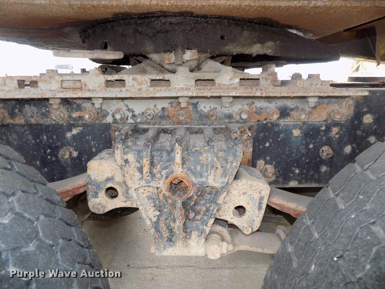 image for item DB8643 1993 White GMC WG64T semi truck