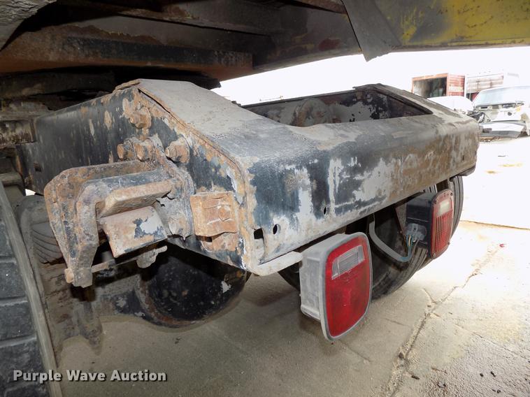 image for item DB8643 1993 White GMC WG64T semi truck