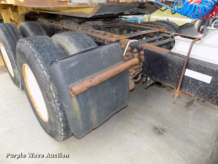 image for item DB8643 1993 White GMC WG64T semi truck