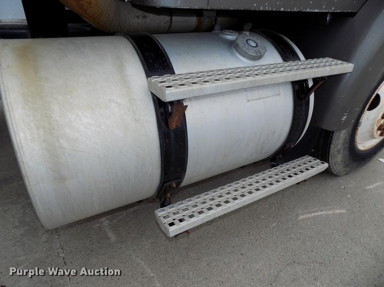 image for item DB8643 1993 White GMC WG64T semi truck