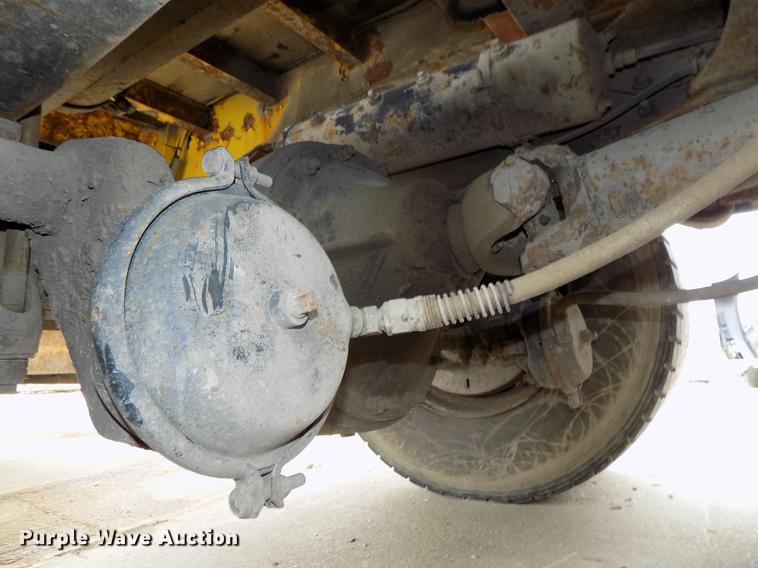 image for item DB8643 1993 White GMC WG64T semi truck