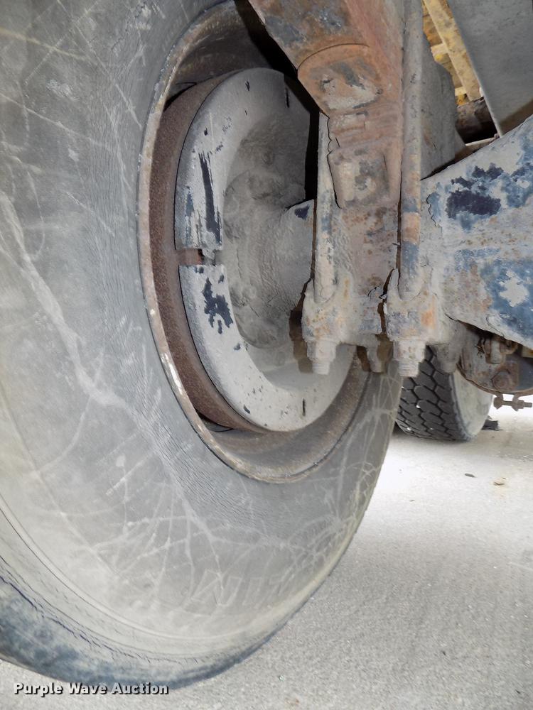 image for item DB8643 1993 White GMC WG64T semi truck