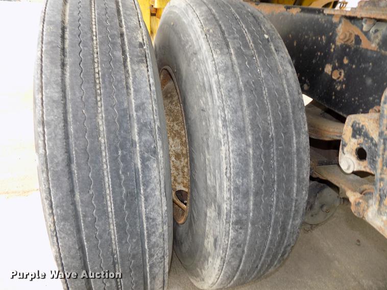 image for item DB8643 1993 White GMC WG64T semi truck