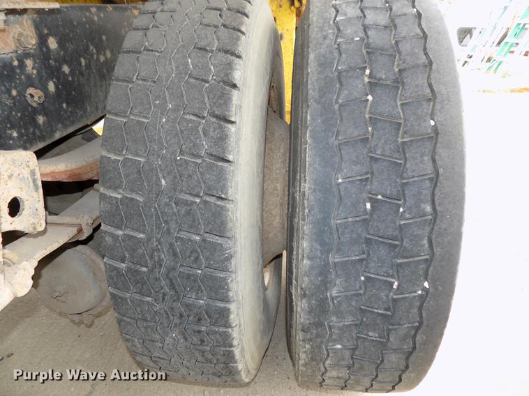 image for item DB8643 1993 White GMC WG64T semi truck