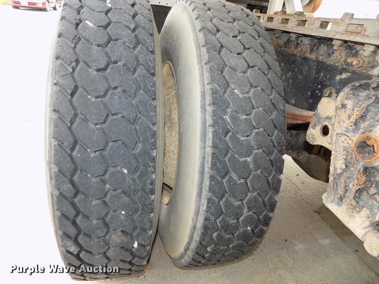 image for item DB8643 1993 White GMC WG64T semi truck