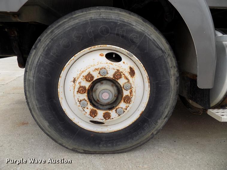 image for item DB8643 1993 White GMC WG64T semi truck