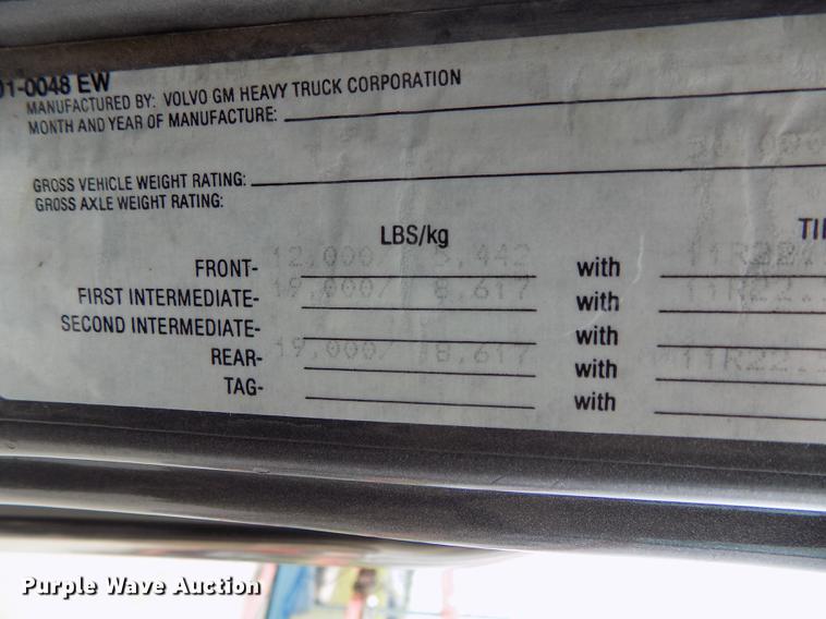 image for item DB8643 1993 White GMC WG64T semi truck