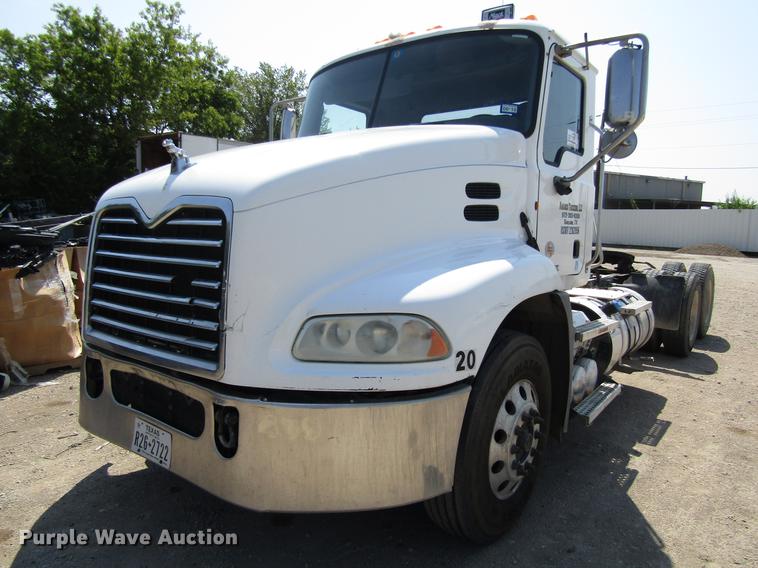 image for item DC0041 2012 Mack CXU613 semi truck