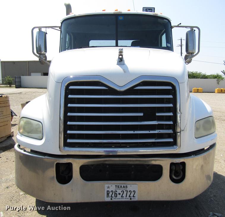 image for item DC0041 2012 Mack CXU613 semi truck