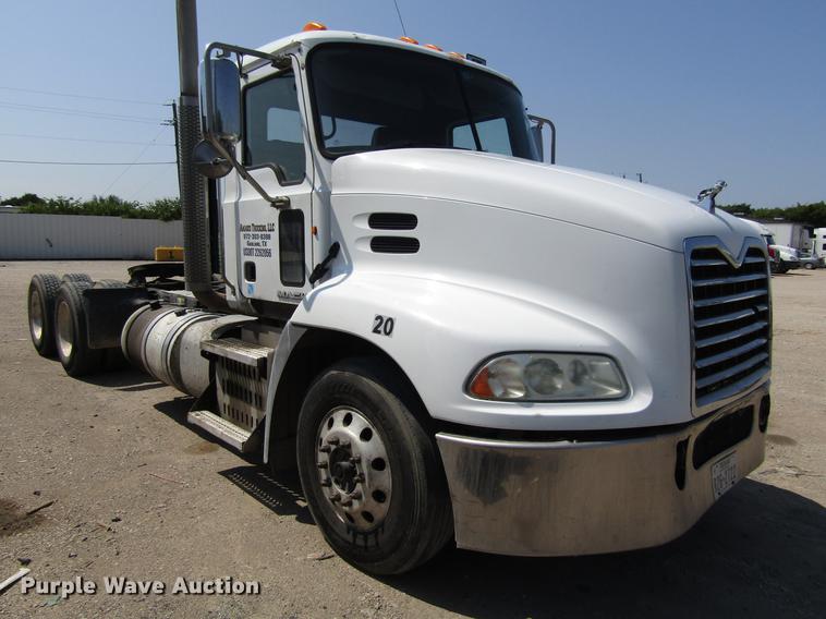image for item DC0041 2012 Mack CXU613 semi truck