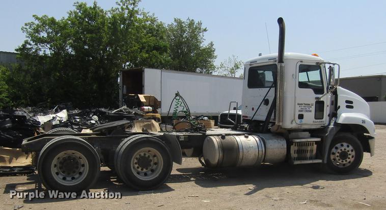 image for item DC0041 2012 Mack CXU613 semi truck