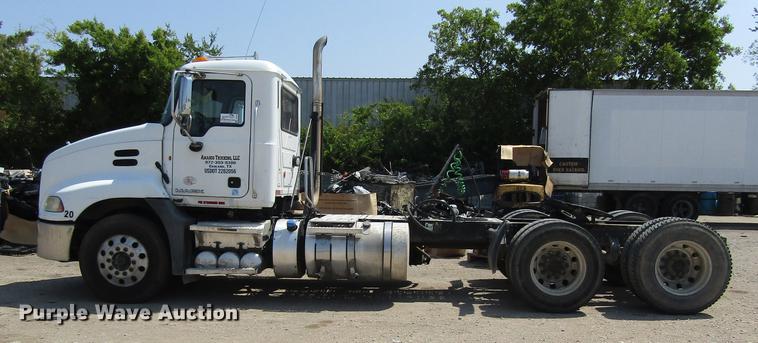image for item DC0041 2012 Mack CXU613 semi truck
