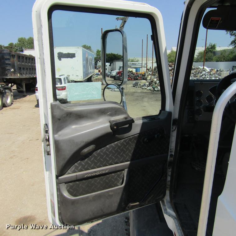 image for item DC0041 2012 Mack CXU613 semi truck