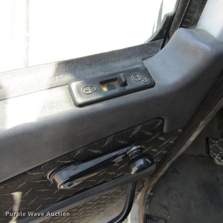 image for item DC0041 2012 Mack CXU613 semi truck