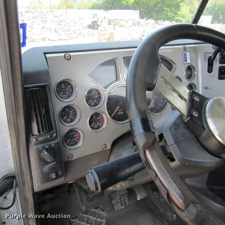 image for item DC0041 2012 Mack CXU613 semi truck