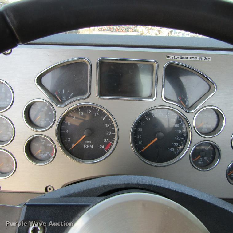 image for item DC0041 2012 Mack CXU613 semi truck