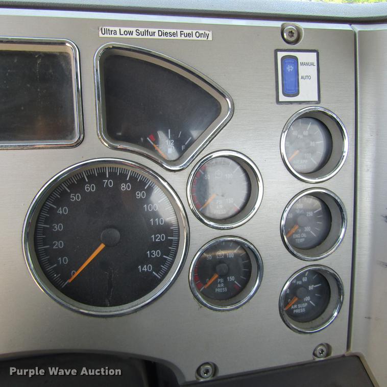 image for item DC0041 2012 Mack CXU613 semi truck