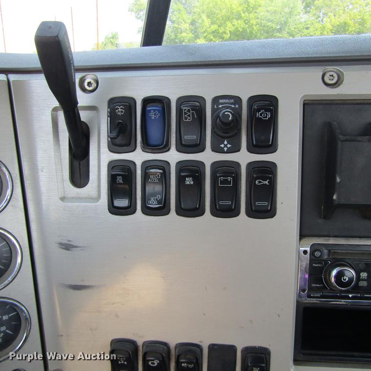 image for item DC0041 2012 Mack CXU613 semi truck