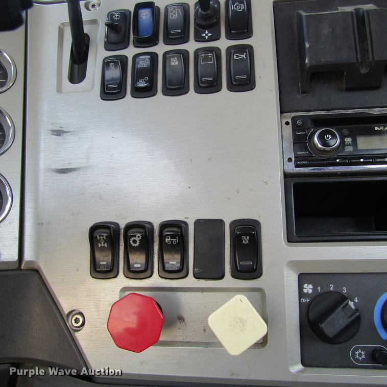 image for item DC0041 2012 Mack CXU613 semi truck