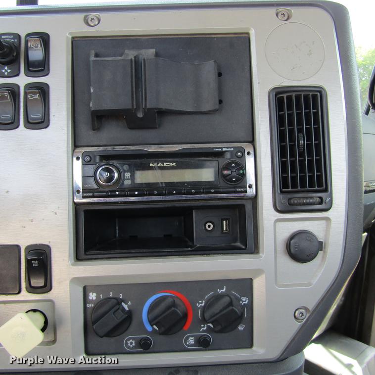 image for item DC0041 2012 Mack CXU613 semi truck