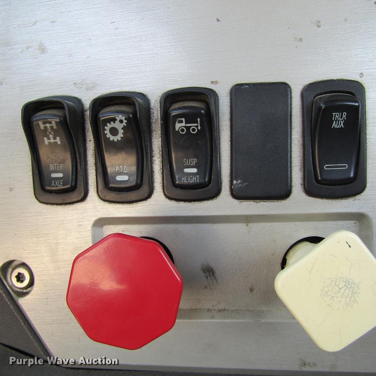 image for item DC0041 2012 Mack CXU613 semi truck