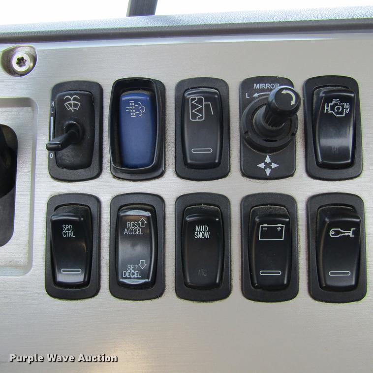 image for item DC0041 2012 Mack CXU613 semi truck