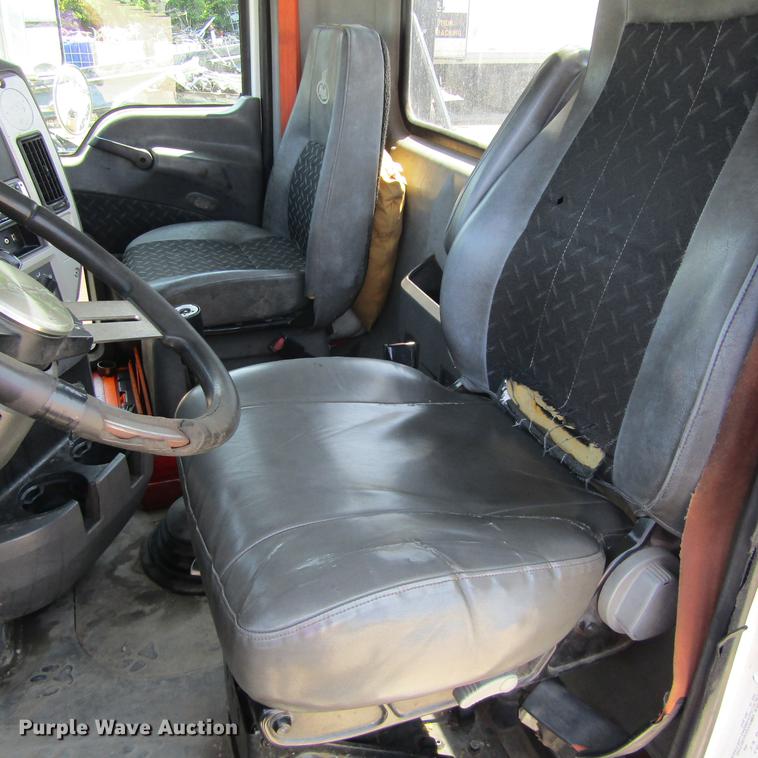 image for item DC0041 2012 Mack CXU613 semi truck