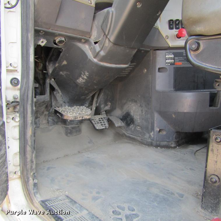 image for item DC0041 2012 Mack CXU613 semi truck