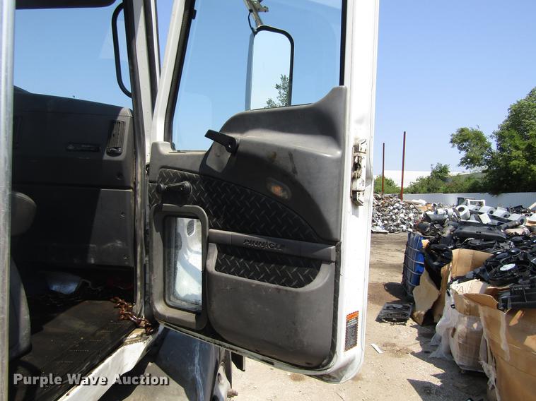 image for item DC0041 2012 Mack CXU613 semi truck