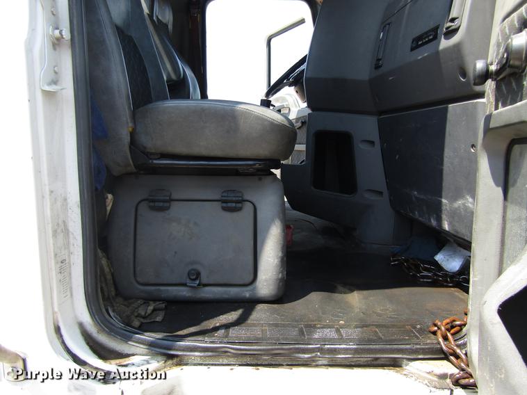 image for item DC0041 2012 Mack CXU613 semi truck