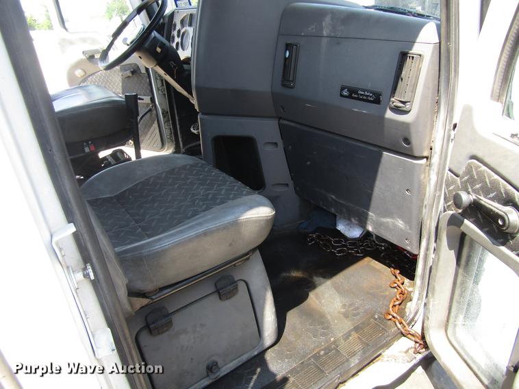 image for item DC0041 2012 Mack CXU613 semi truck