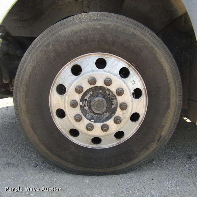 image for item DC0041 2012 Mack CXU613 semi truck