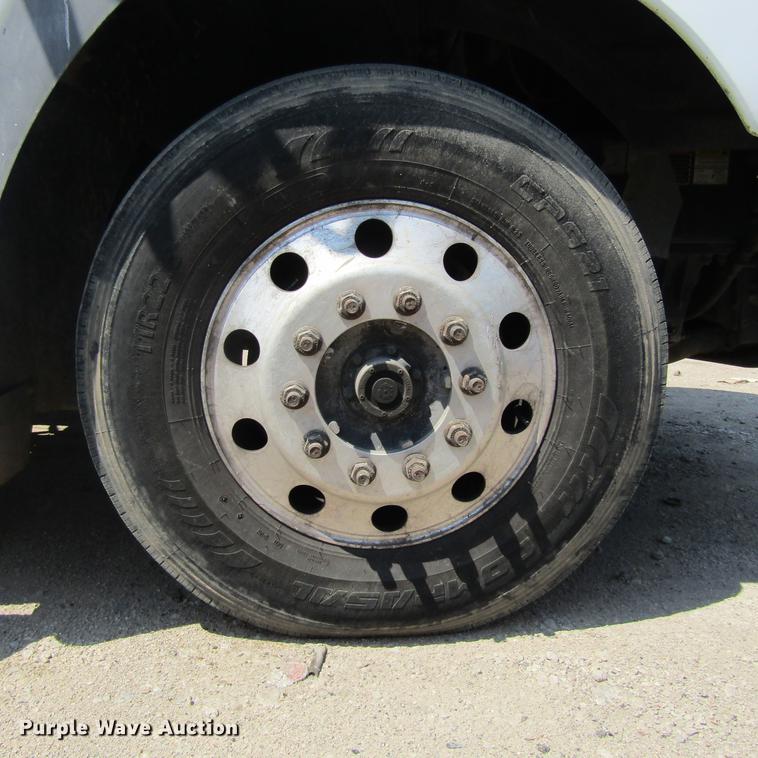 image for item DC0041 2012 Mack CXU613 semi truck