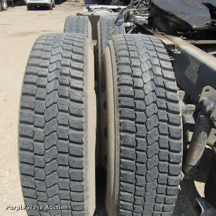 image for item DC0041 2012 Mack CXU613 semi truck